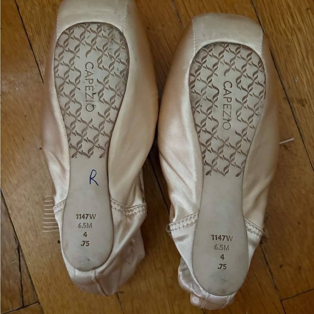 Capezio Phoenix Pointe Shoes- Like New - Picture 2 of 2